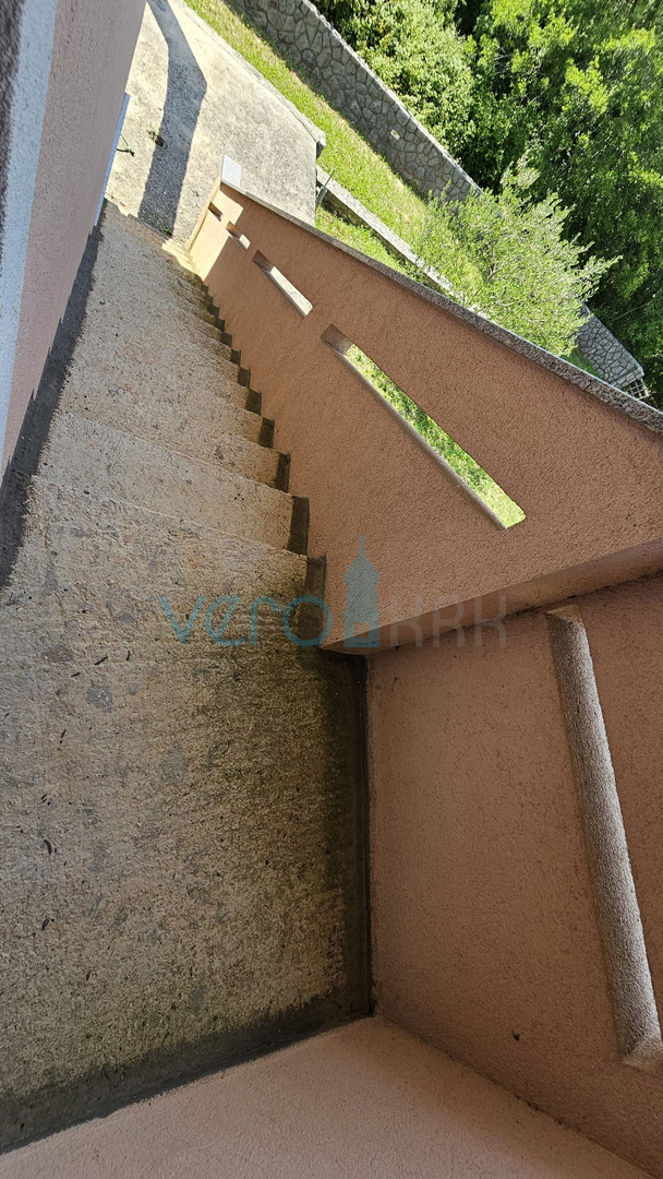 Isola di Krk, Dobrinj, casa bifamiliare con due appartamenti 130m2, giardino 300m2, vendita