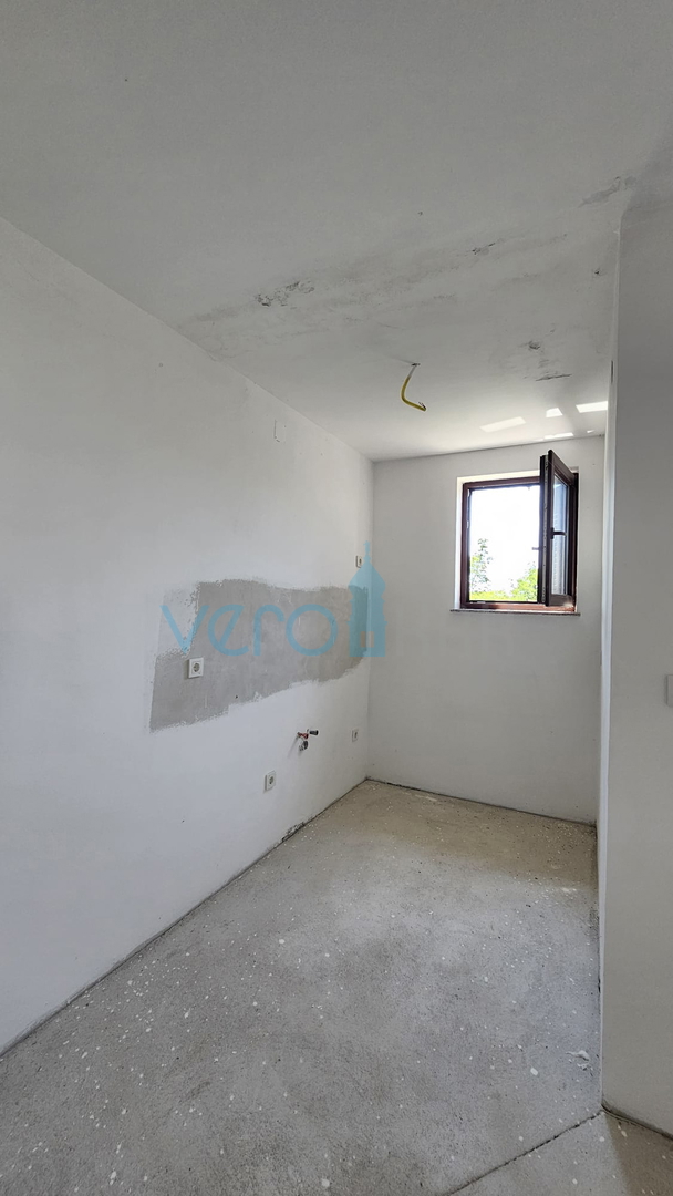 Isola di Krk, Dobrinj, casa bifamiliare con due appartamenti 130m2, giardino 300m2, vendita
