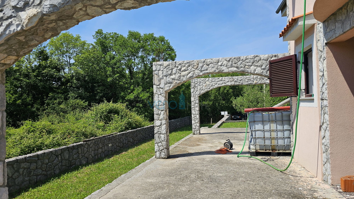 Isola di Krk, Dobrinj, casa bifamiliare con due appartamenti 130m2, giardino 300m2, vendita