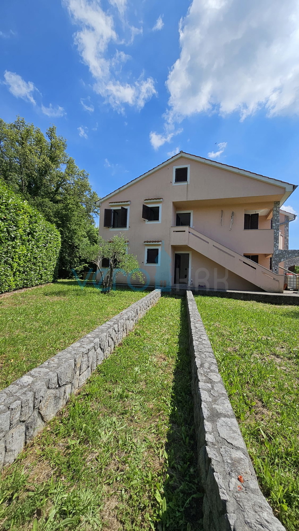 Isola di Krk, Dobrinj, casa bifamiliare con due appartamenti 130m2, giardino 300m2, vendita