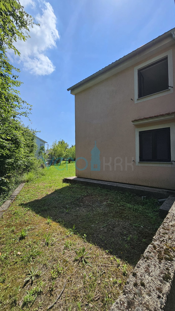 Isola di Krk, Dobrinj, casa bifamiliare con due appartamenti 130m2, giardino 300m2, vendita