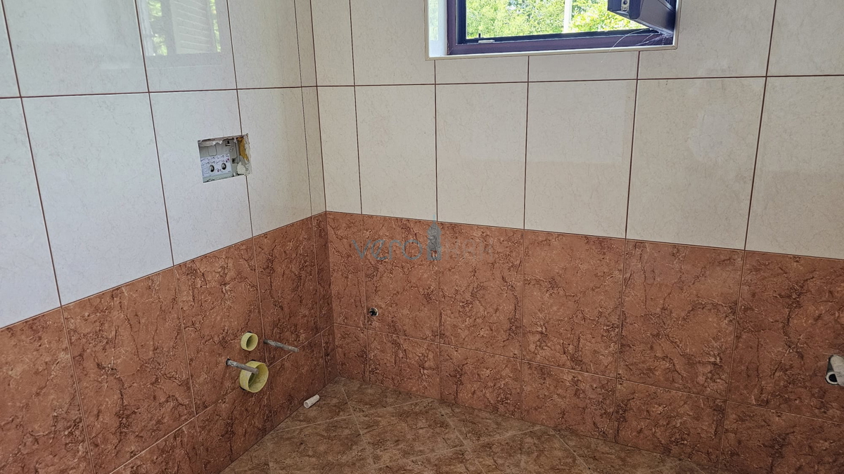 Isola di Krk, Dobrinj, casa bifamiliare con due appartamenti 130m2, giardino 300m2, vendita