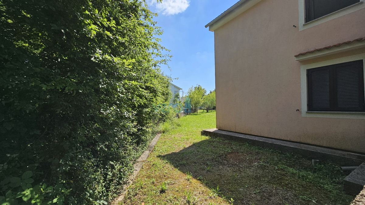 Isola di Krk, Dobrinj, casa bifamiliare con due appartamenti 130m2, giardino 300m2, vendita