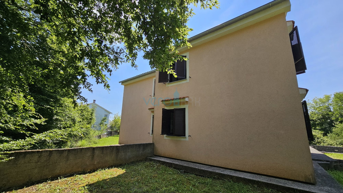 Isola di Krk, Dobrinj, casa bifamiliare con due appartamenti 130m2, giardino 300m2, vendita