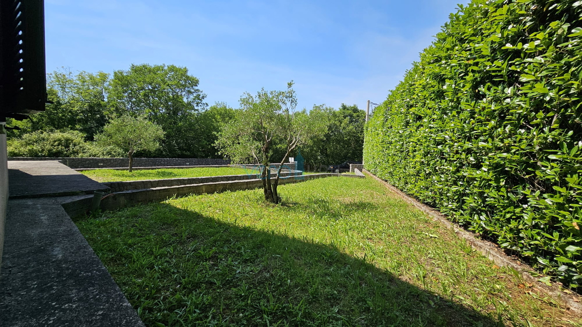 Isola di Krk, Dobrinj, casa bifamiliare con due appartamenti 130m2, giardino 300m2, vendita