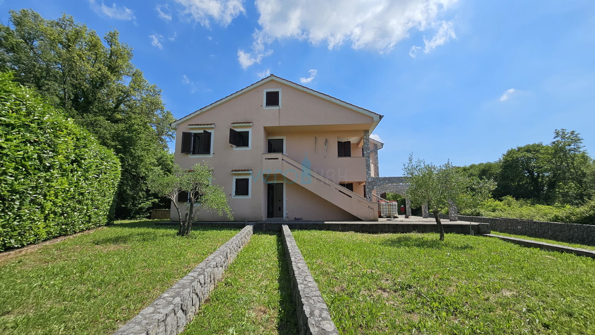Isola di Krk, Dobrinj, casa bifamiliare con due appartamenti 130m2, giardino 300m2, vendita