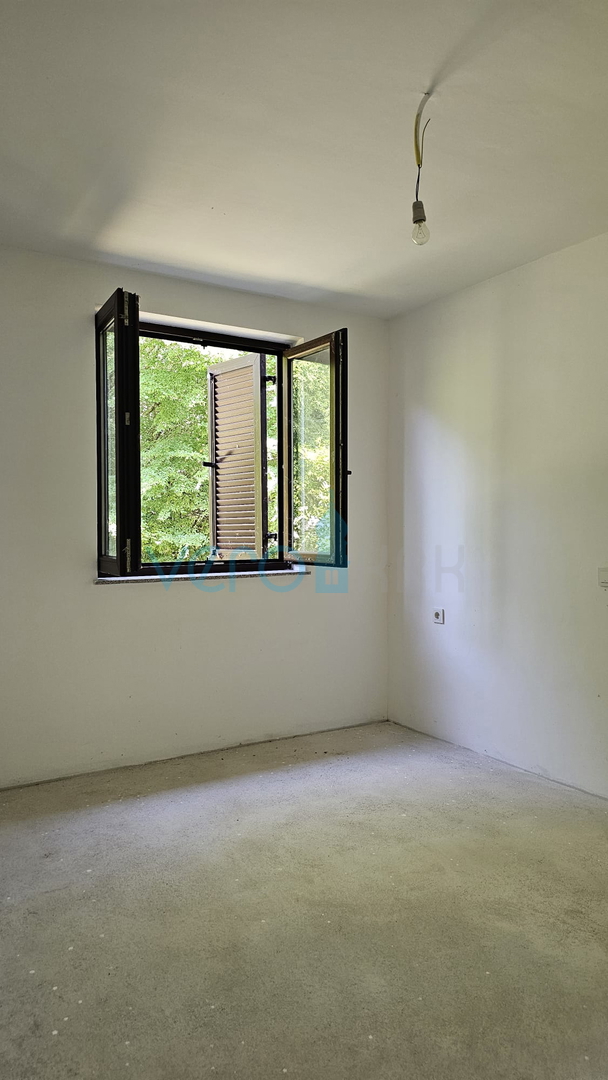 Isola di Krk, Dobrinj, casa bifamiliare con due appartamenti 130m2, giardino 300m2, vendita