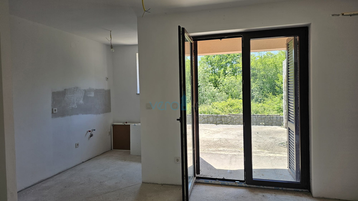 Isola di Krk, Dobrinj, casa bifamiliare con due appartamenti 130m2, giardino 300m2, vendita