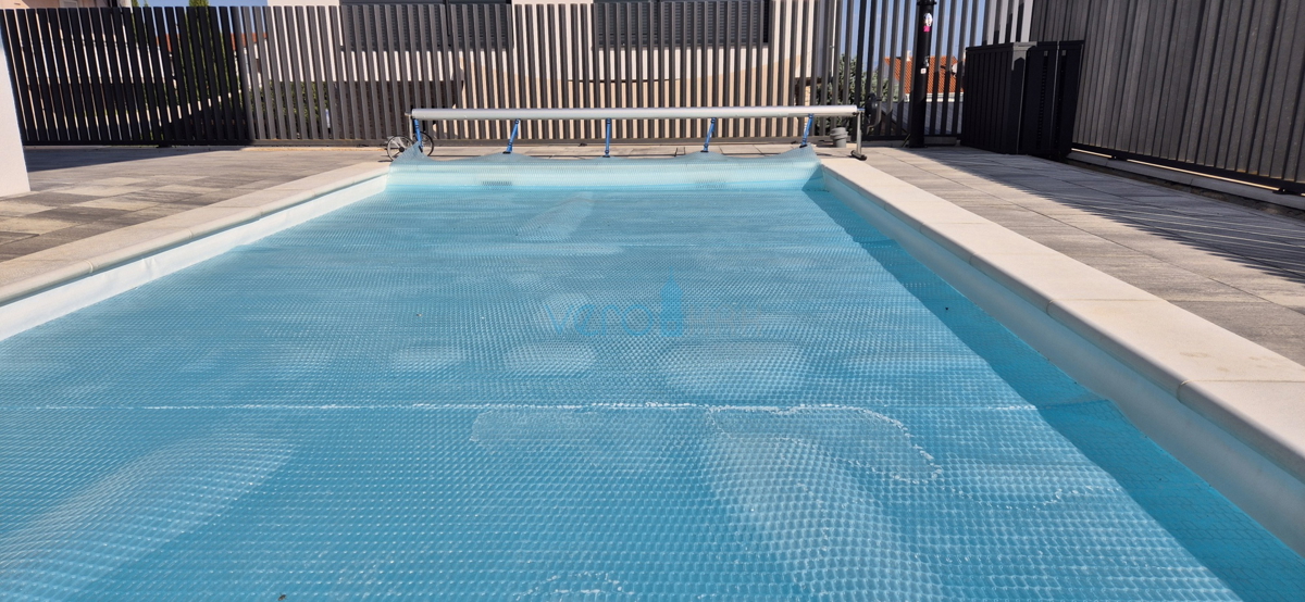 Malinska, centro, nuova costruzione, villa bifamiliare con piscina, vista mare, giardino, vendita