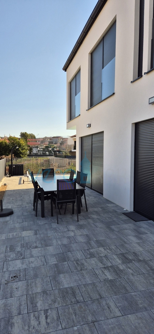 Malinska, centro, nuova costruzione, villa bifamiliare con piscina, vista mare, giardino, vendita