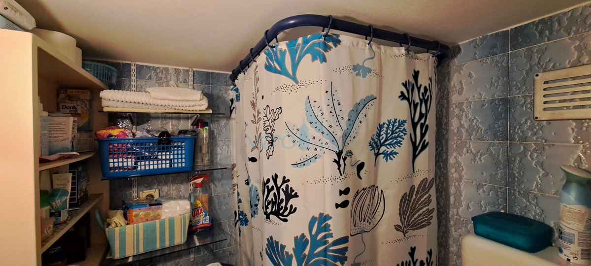 Omišalj, isola di Krk, casa in pietra autoctona a schiera, terrazza, in vendita