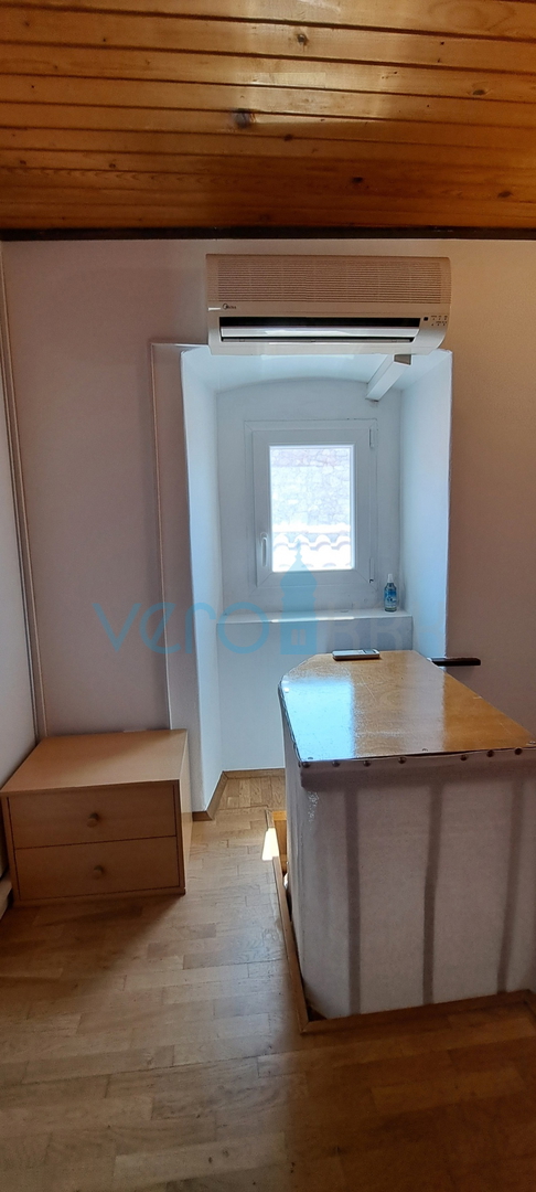 Omišalj, isola di Krk, casa in pietra autoctona a schiera, terrazza, in vendita