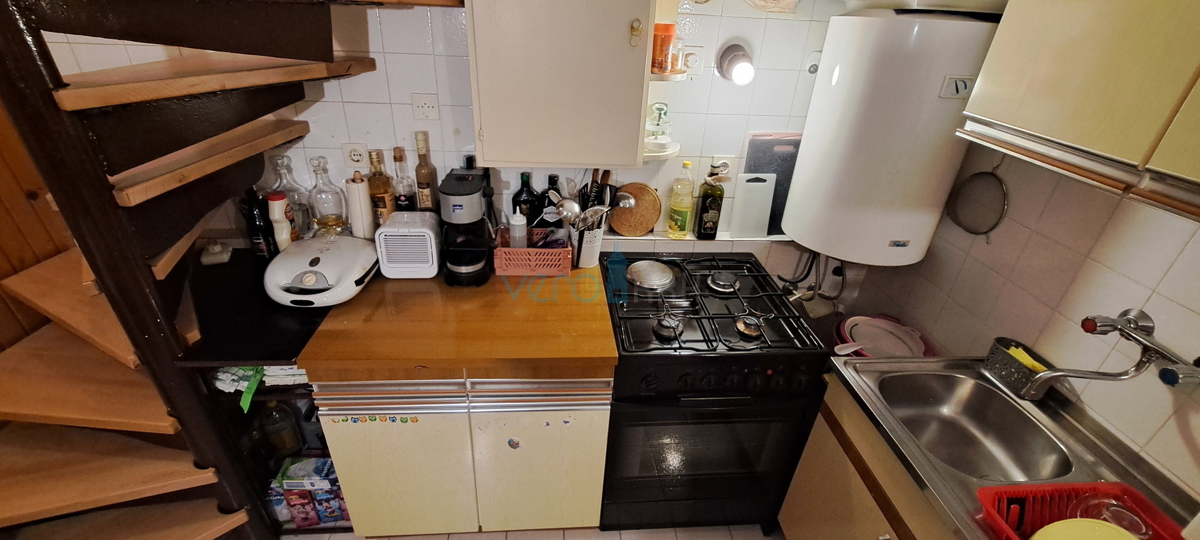 Omišalj, isola di Krk, casa in pietra autoctona a schiera, terrazza, in vendita