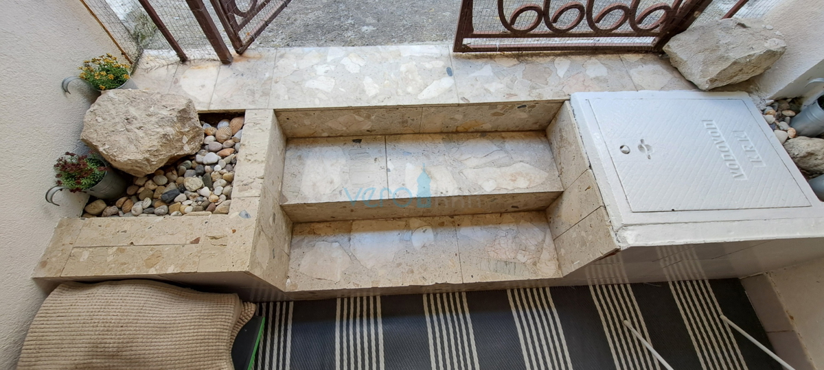 Omišalj, isola di Krk, casa in pietra autoctona a schiera, terrazza, in vendita