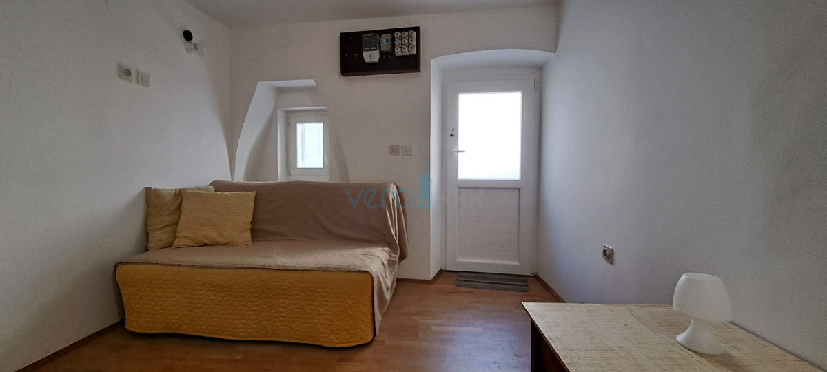 Omišalj, isola di Krk, casa in pietra autoctona a schiera, terrazza, in vendita