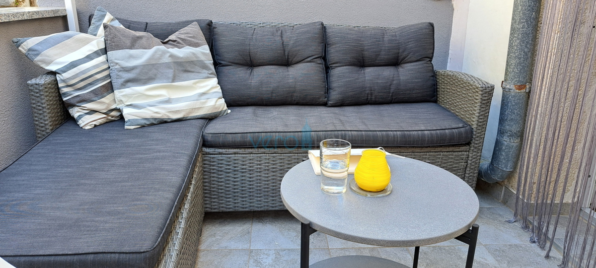 Omišalj, isola di Krk, casa in pietra autoctona a schiera, terrazza, in vendita