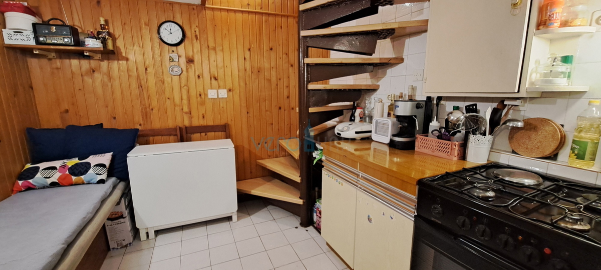 Omišalj, isola di Krk, casa in pietra autoctona a schiera, terrazza, in vendita