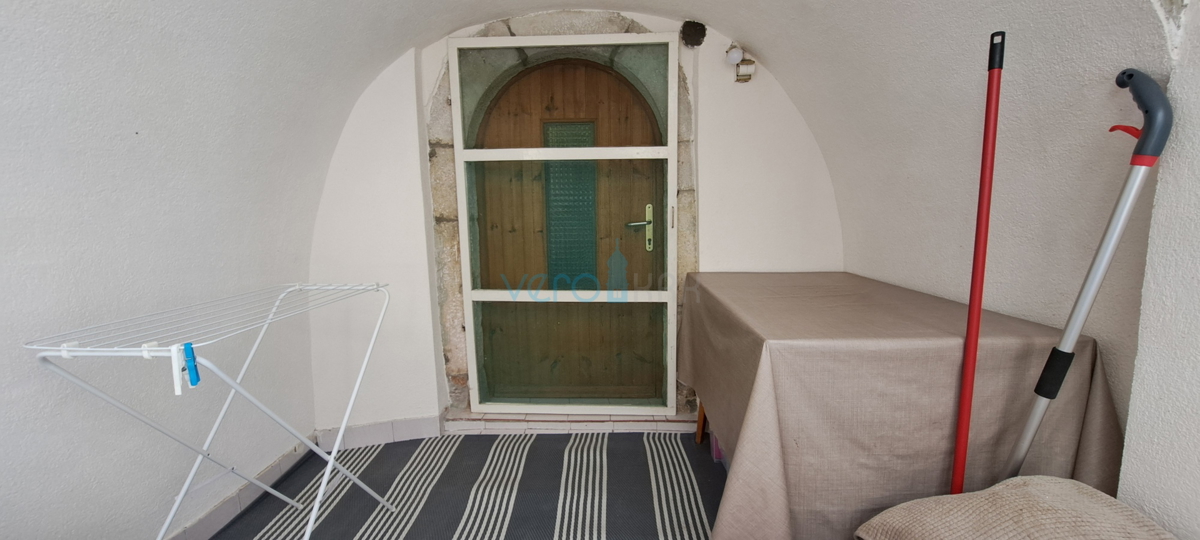 Omišalj, isola di Krk, casa in pietra autoctona a schiera, terrazza, in vendita