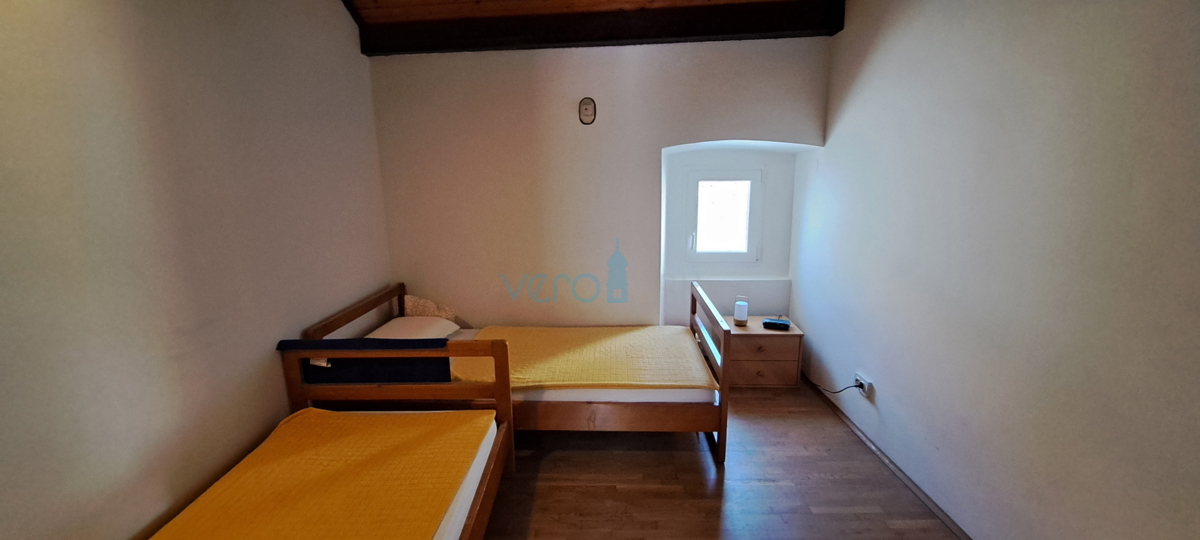 Omišalj, isola di Krk, casa in pietra autoctona a schiera, terrazza, in vendita