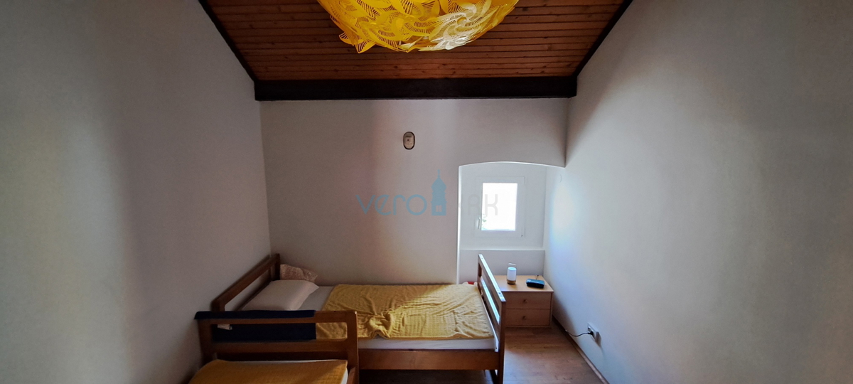 Omišalj, isola di Krk, casa in pietra autoctona a schiera, terrazza, in vendita