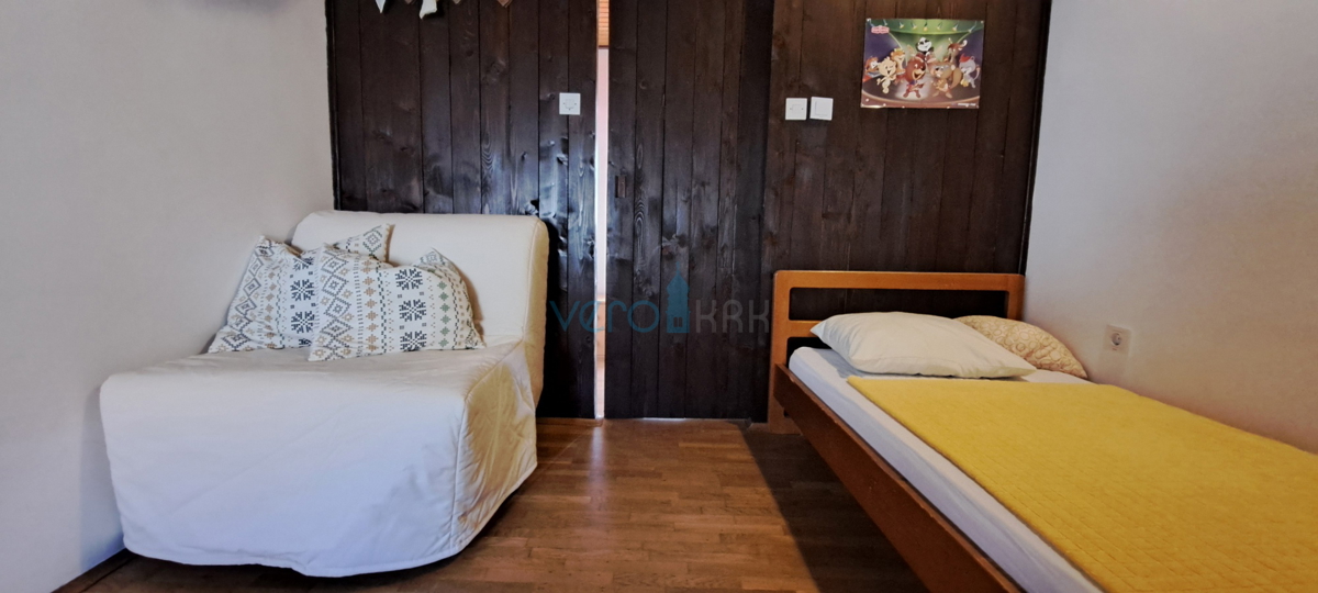 Omišalj, isola di Krk, casa in pietra autoctona a schiera, terrazza, in vendita