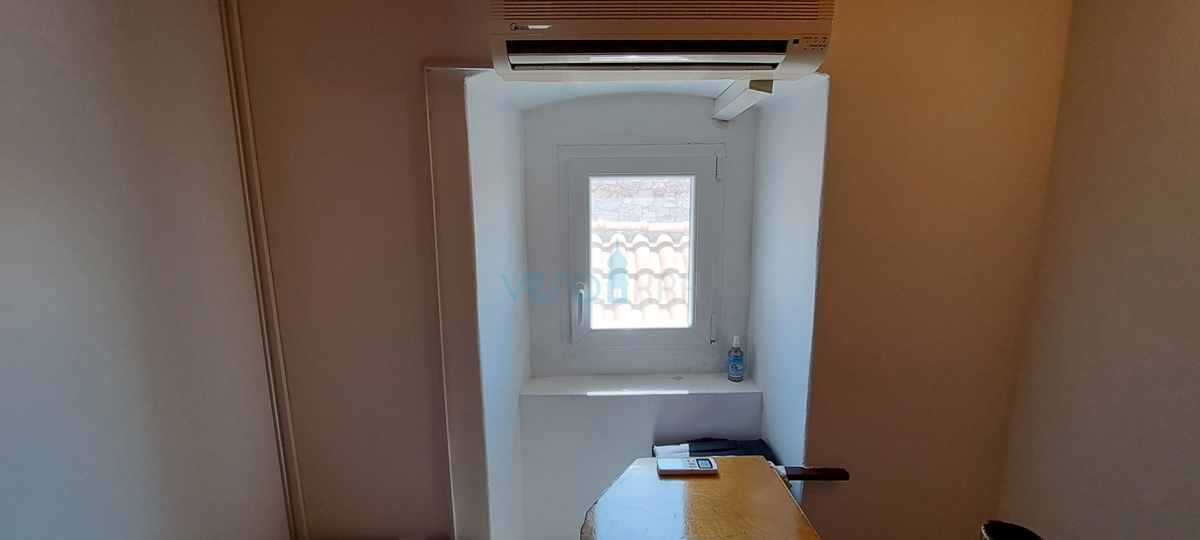 Omišalj, isola di Krk, casa in pietra autoctona a schiera, terrazza, in vendita