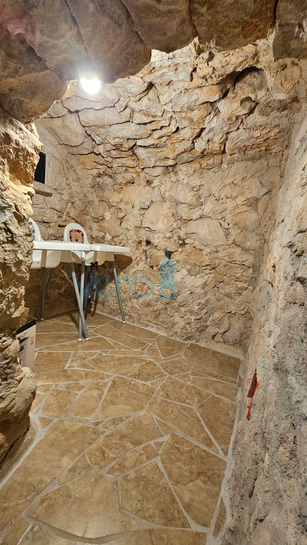 Isola di Krk, Dobrinj, villa di lusso autoctona con uliveto e piscina