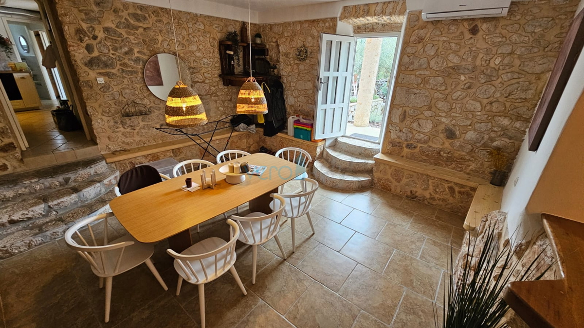 Isola di Krk, Dobrinj, villa di lusso autoctona con uliveto e piscina