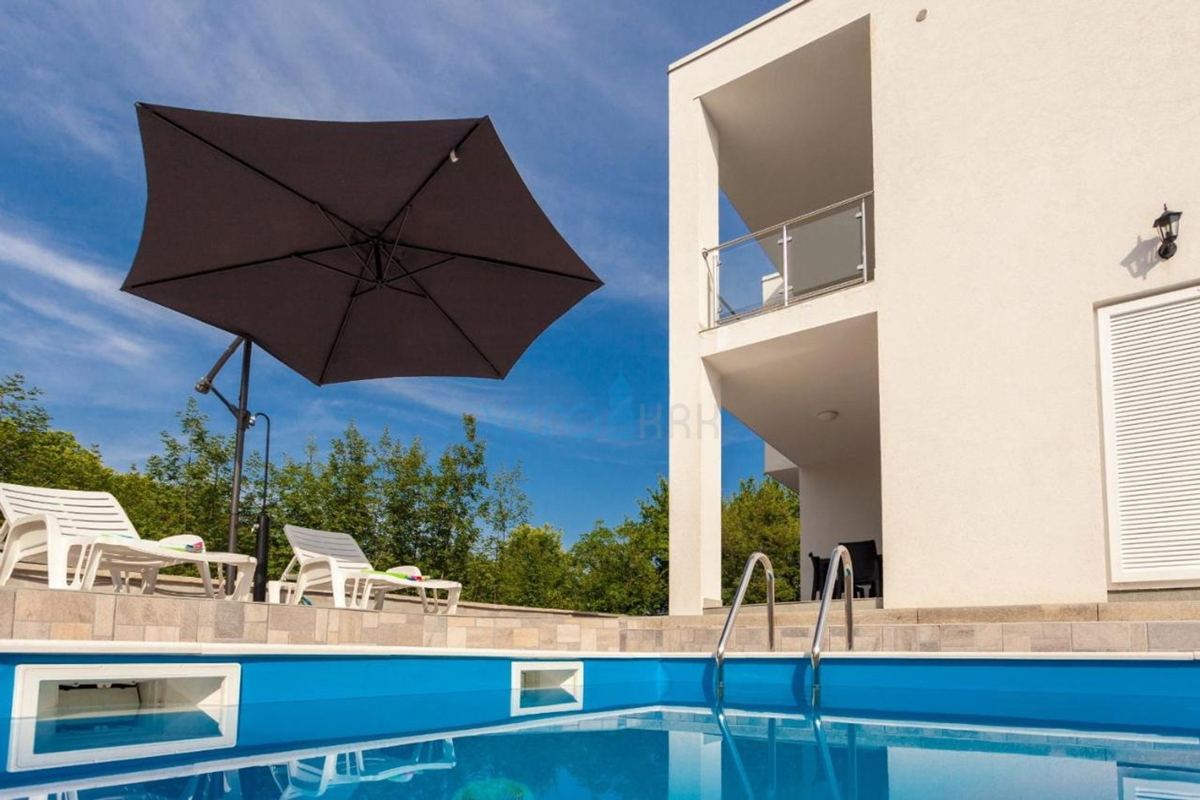 Isola di Krk, Malinska, zona circostante, casa bifamiliare con piscina e giardino, vendita