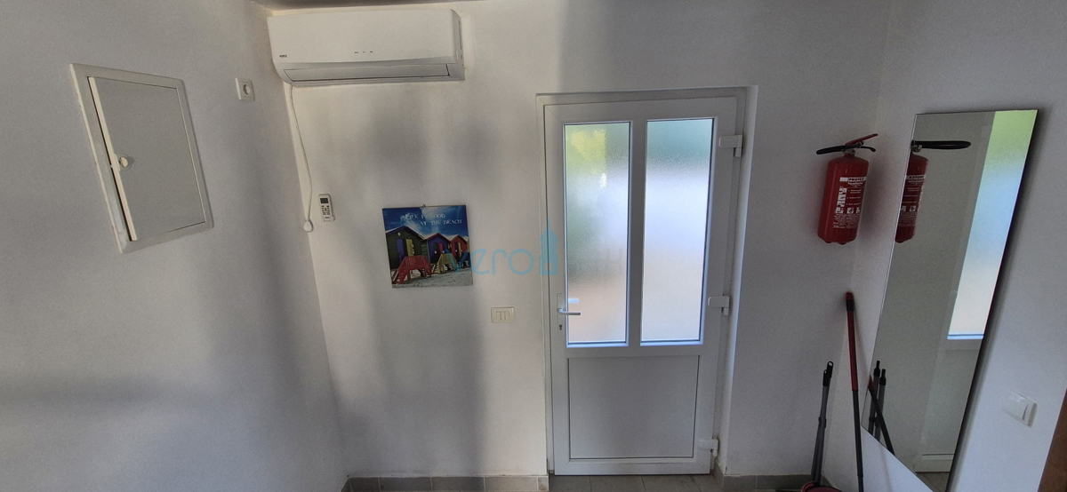 Isola di Krk, Malinska, zona circostante, casa bifamiliare con piscina e giardino, vendita