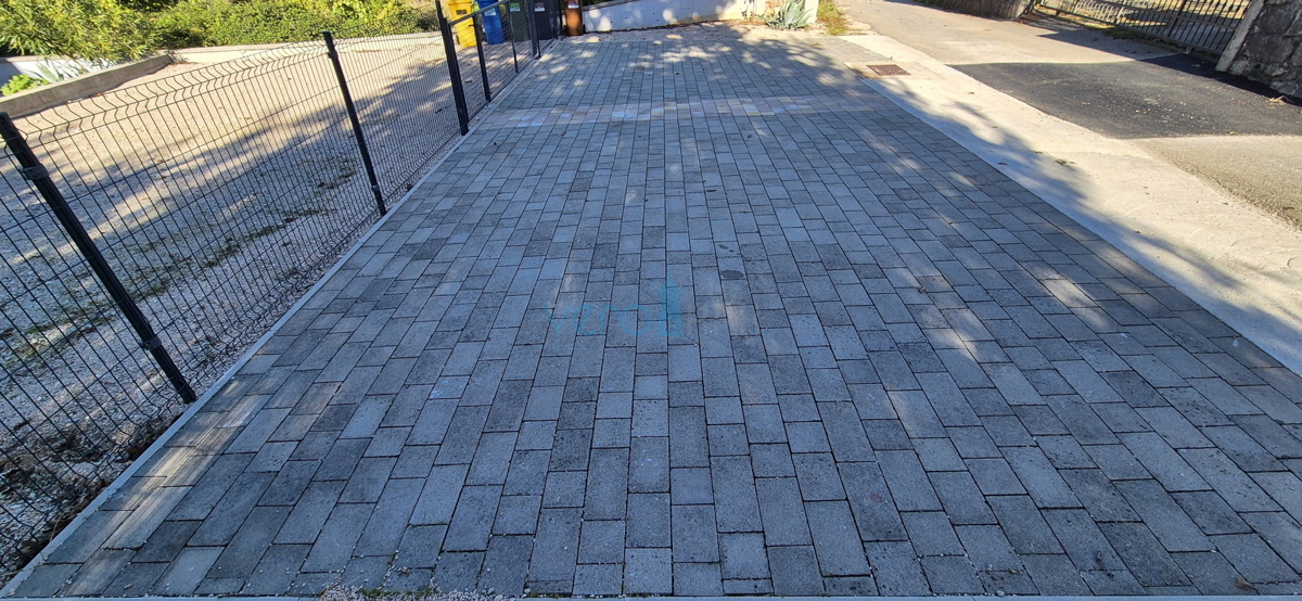 Isola di Krk, Malinska, zona circostante, casa bifamiliare con piscina e giardino, vendita