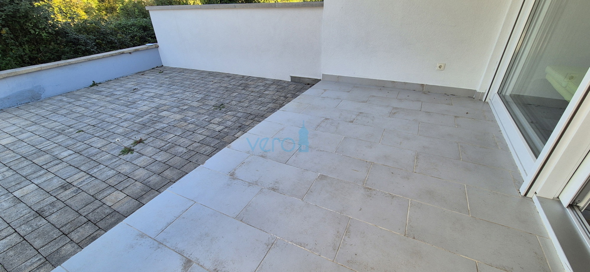 Isola di Krk, Malinska, zona circostante, casa bifamiliare con piscina e giardino, vendita