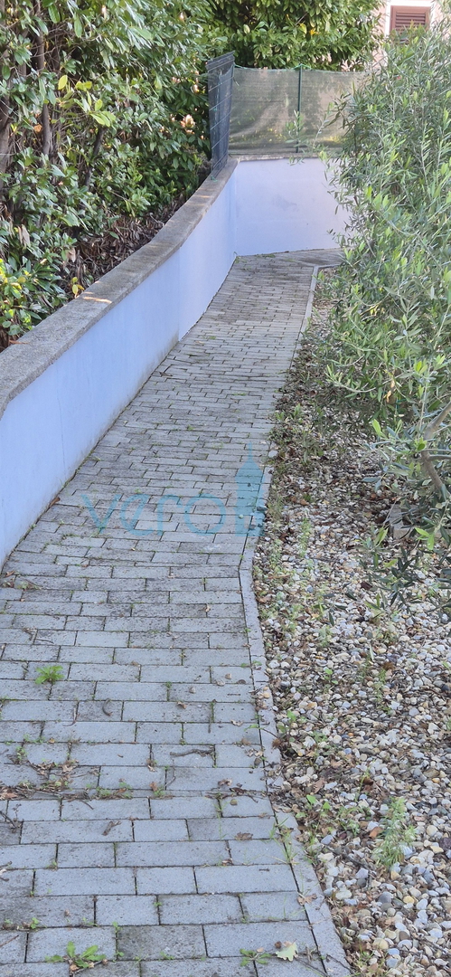 Isola di Krk, Malinska, zona circostante, casa bifamiliare con piscina e giardino, vendita