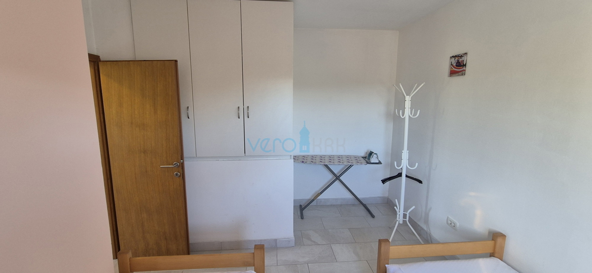 Isola di Krk, Malinska, zona circostante, casa bifamiliare con piscina e giardino, vendita