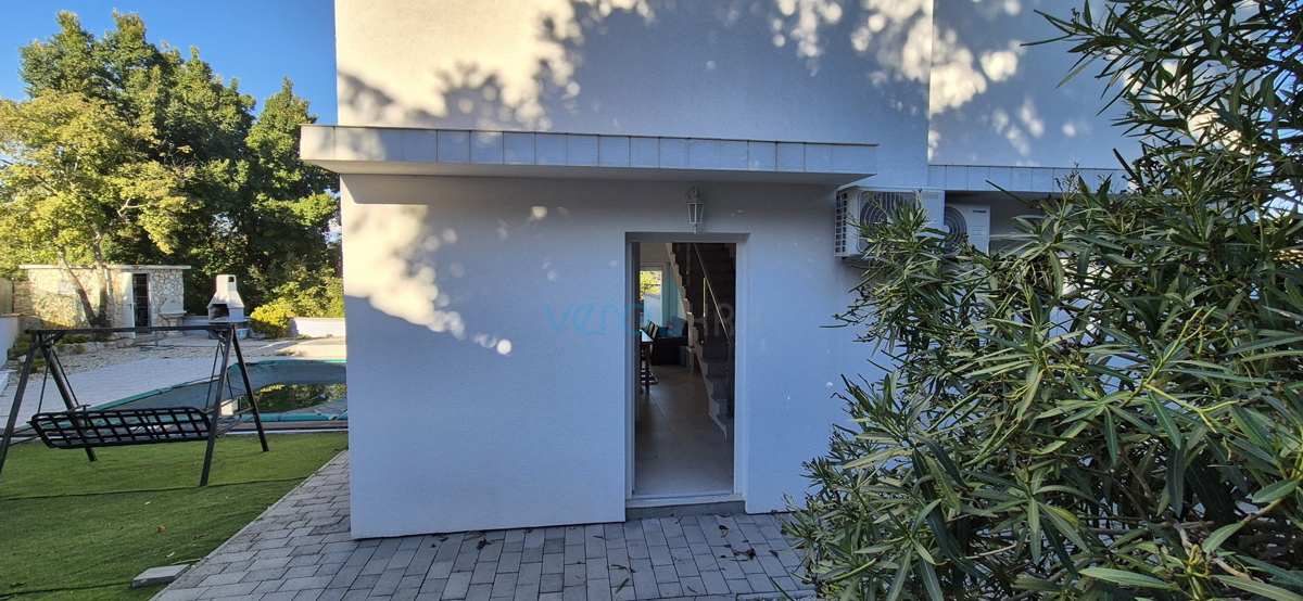 Isola di Krk, Malinska, zona circostante, casa bifamiliare con piscina e giardino, vendita