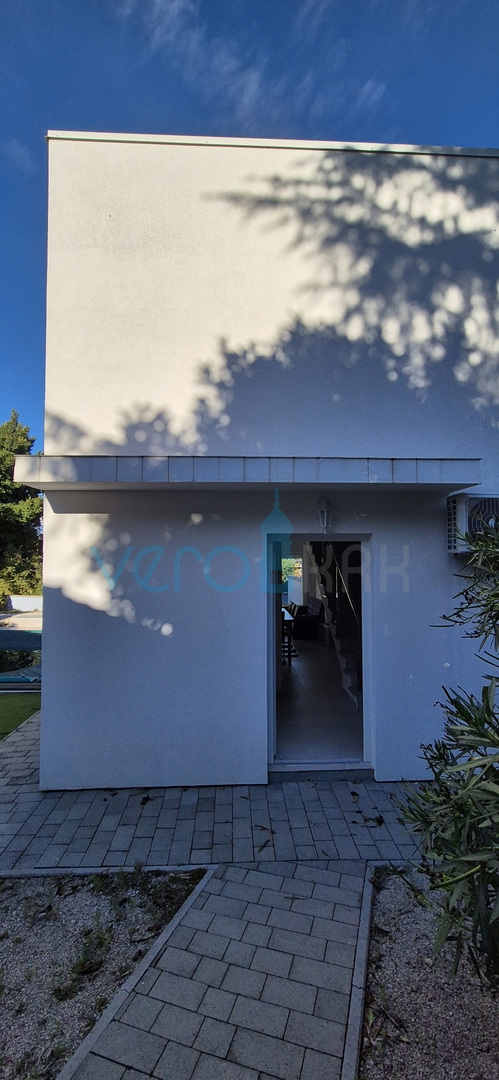 Isola di Krk, Malinska, zona circostante, casa bifamiliare con piscina e giardino, vendita