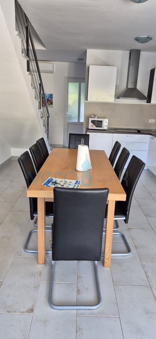 Isola di Krk, Malinska, zona circostante, casa bifamiliare con piscina e giardino, vendita