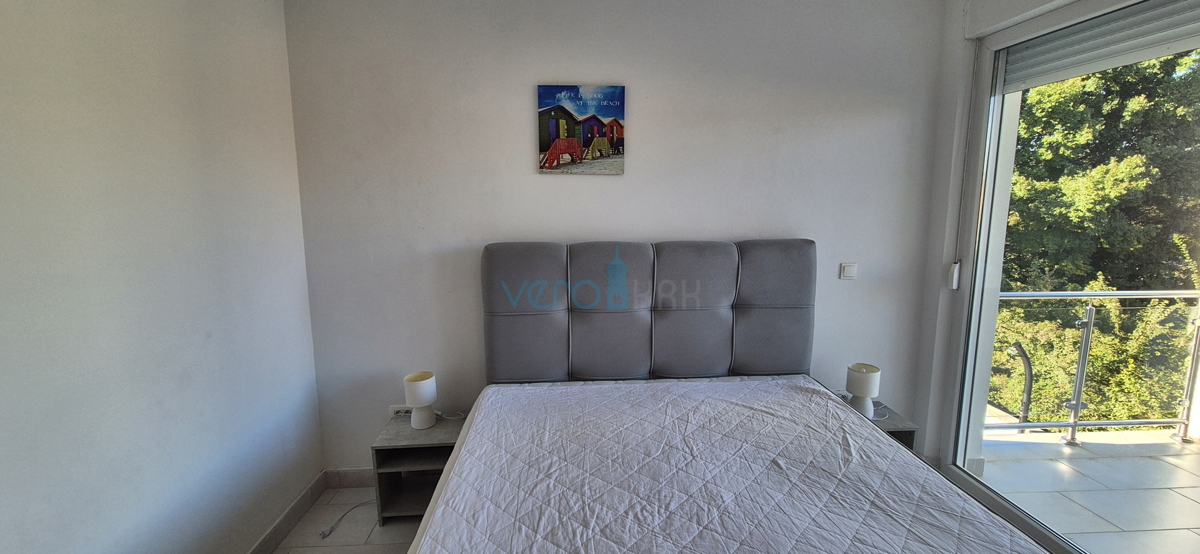 Isola di Krk, Malinska, zona circostante, casa bifamiliare con piscina e giardino, vendita