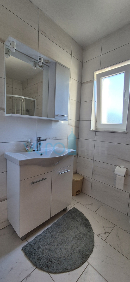 Isola di Krk, Malinska, zona circostante, casa bifamiliare con piscina e giardino, vendita