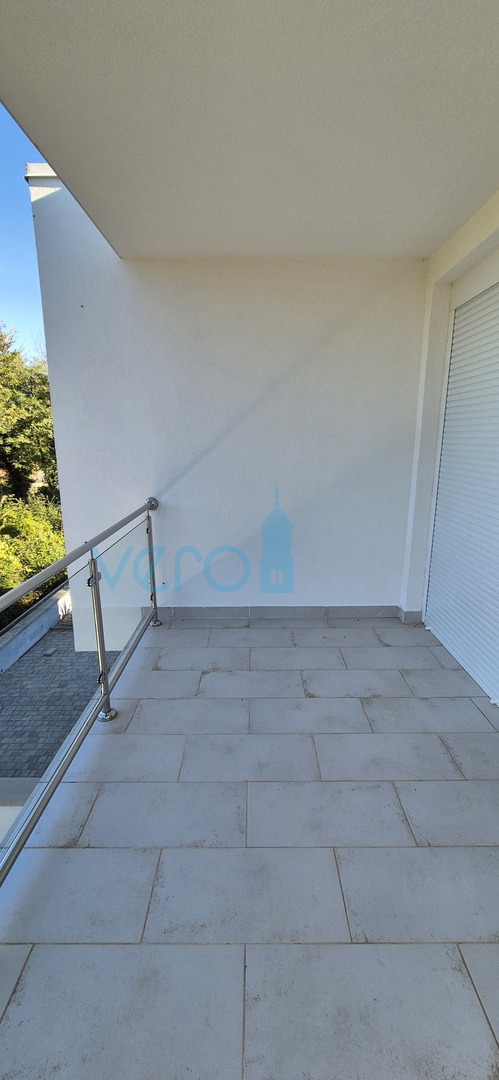 Isola di Krk, Malinska, zona circostante, casa bifamiliare con piscina e giardino, vendita