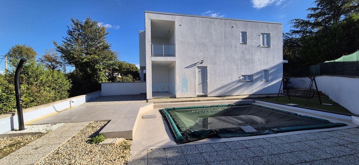 Isola di Krk, Malinska, zona circostante, casa bifamiliare con piscina e giardino, vendita