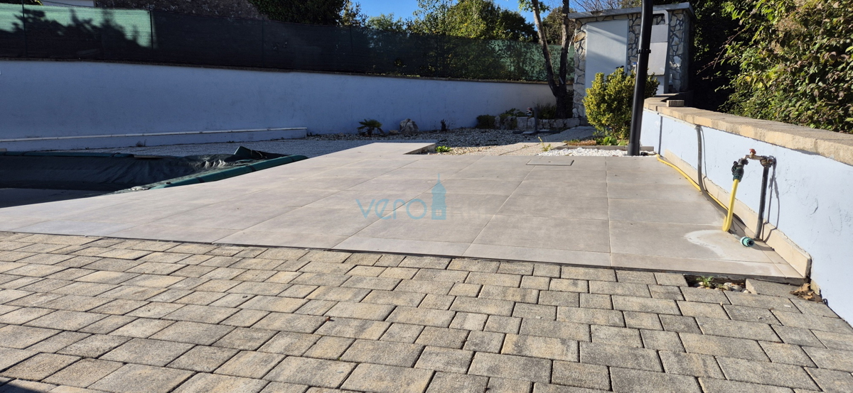 Isola di Krk, Malinska, zona circostante, casa bifamiliare con piscina e giardino, vendita