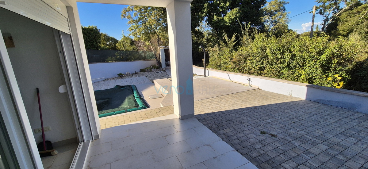 Isola di Krk, Malinska, zona circostante, casa bifamiliare con piscina e giardino, vendita