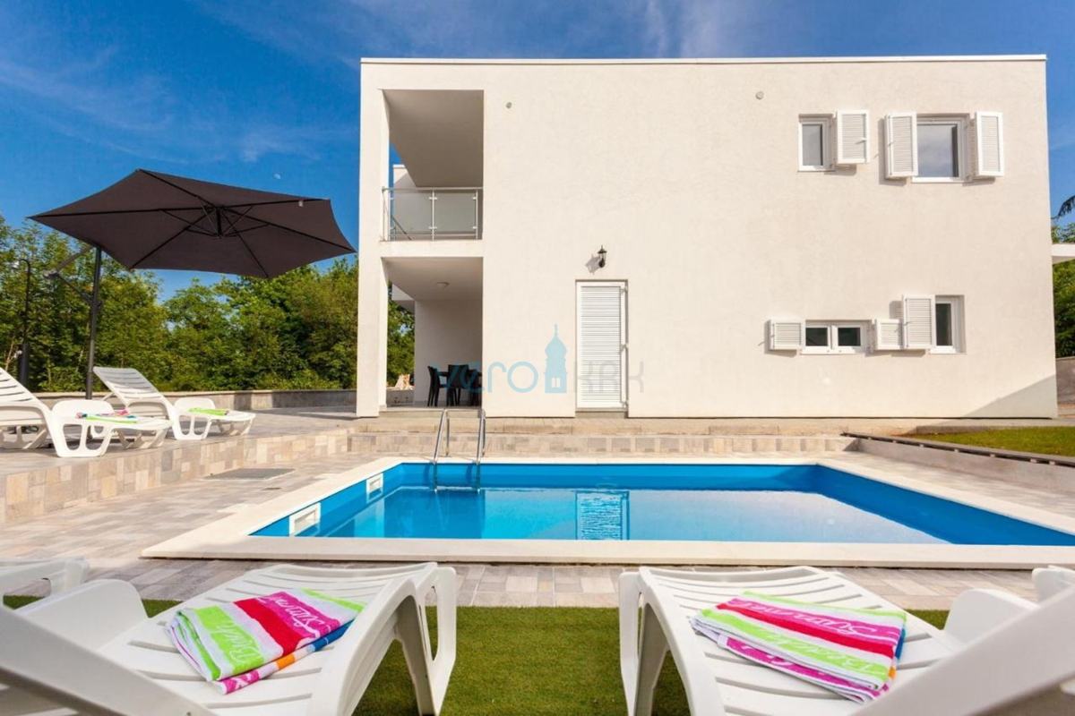 Isola di Krk, Malinska, zona circostante, casa bifamiliare con piscina e giardino, vendita