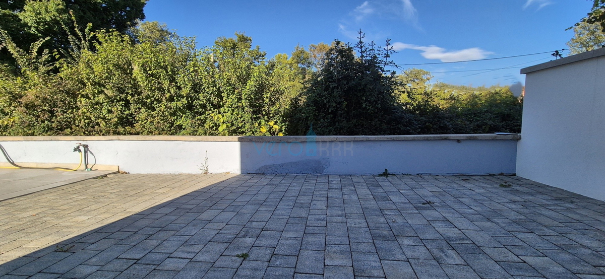 Isola di Krk, Malinska, zona circostante, casa bifamiliare con piscina e giardino, vendita