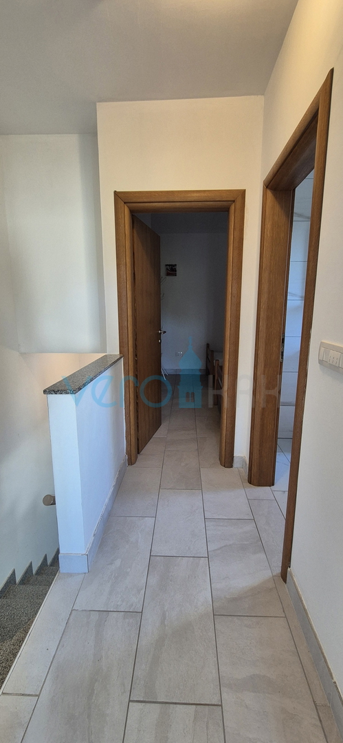 Isola di Krk, Malinska, zona circostante, casa bifamiliare con piscina e giardino, vendita