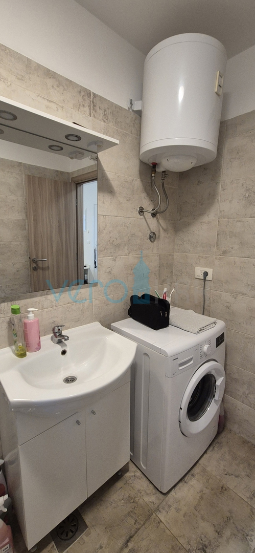 Baia Soline, isola di Krk, appartamento con due camere, piano terra, ampio giardino, vendita