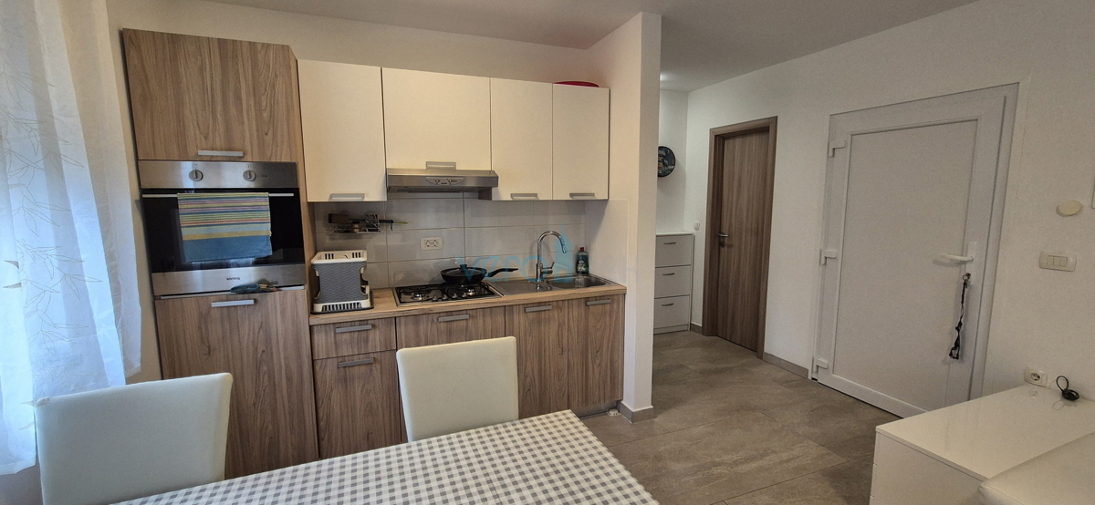 Baia Soline, isola di Krk, appartamento con due camere, piano terra, ampio giardino, vendita