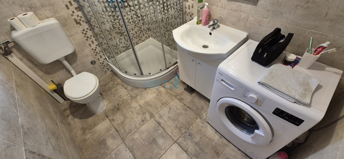 Baia Soline, isola di Krk, appartamento con due camere, piano terra, ampio giardino, vendita