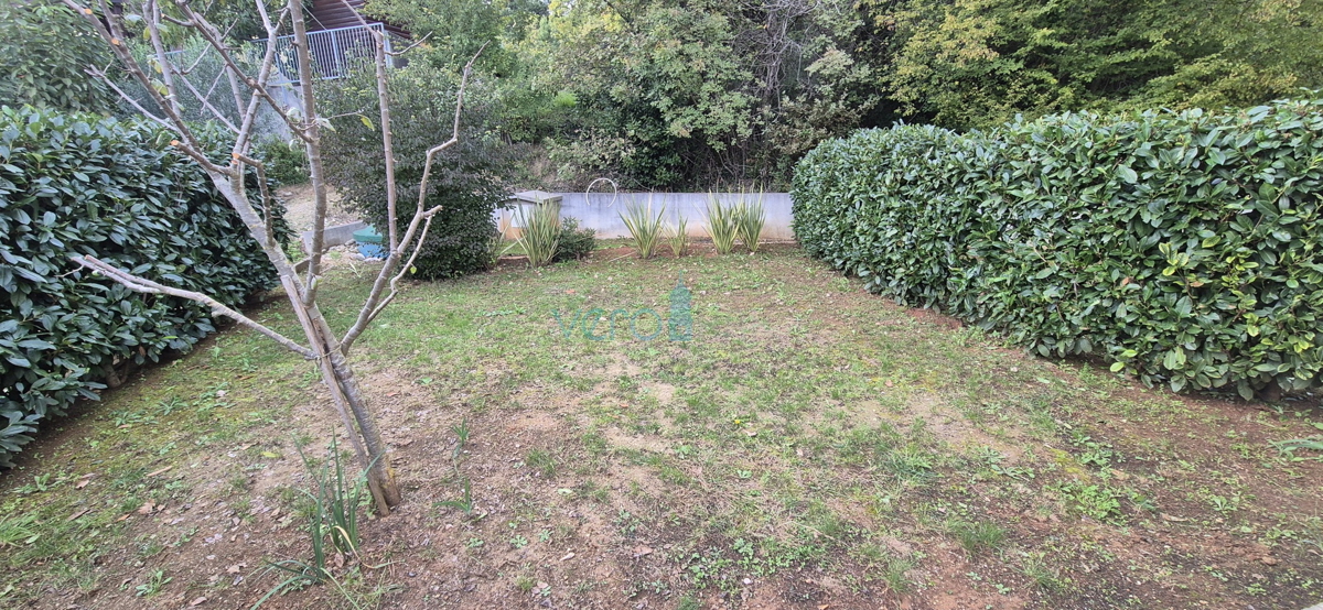 Baia Soline, isola di Krk, appartamento con due camere, piano terra, ampio giardino, vendita